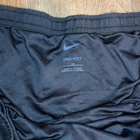 Women’s Nike Tempo Running Shorts - Black & Pink - 1X - Picture 3 of 4